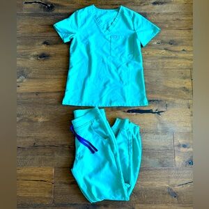 Figs Scrub Set Catarina Top & Zamora Joggers XS in Surgical Green